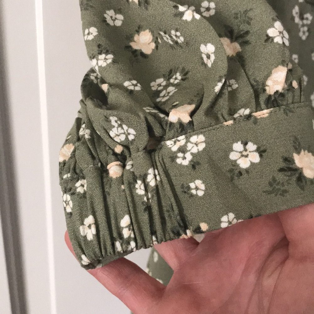Adorable Reformation puff sleeve top 4 - Picture 5 of 7